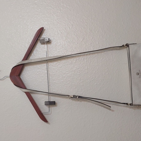 VERY USED KATE SPADE CROSS BODY CREAM AND GRAY HAS LOTS OF WEAR - Picture 2 of 13